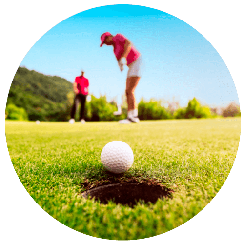 Dos jugadores de golf metiendo la pelota en el hoyo
