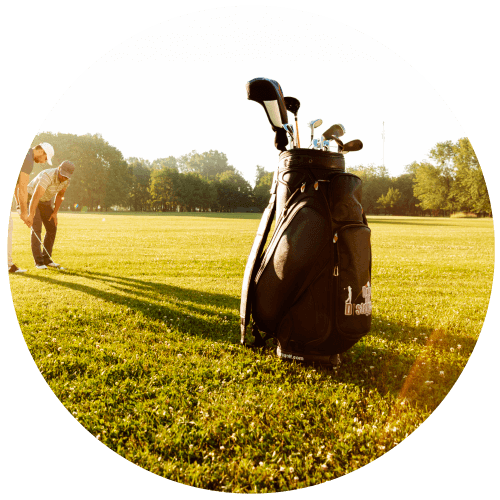 Bolso de palos de golf en un campo de golf