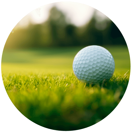Pelota de golf en un campo
